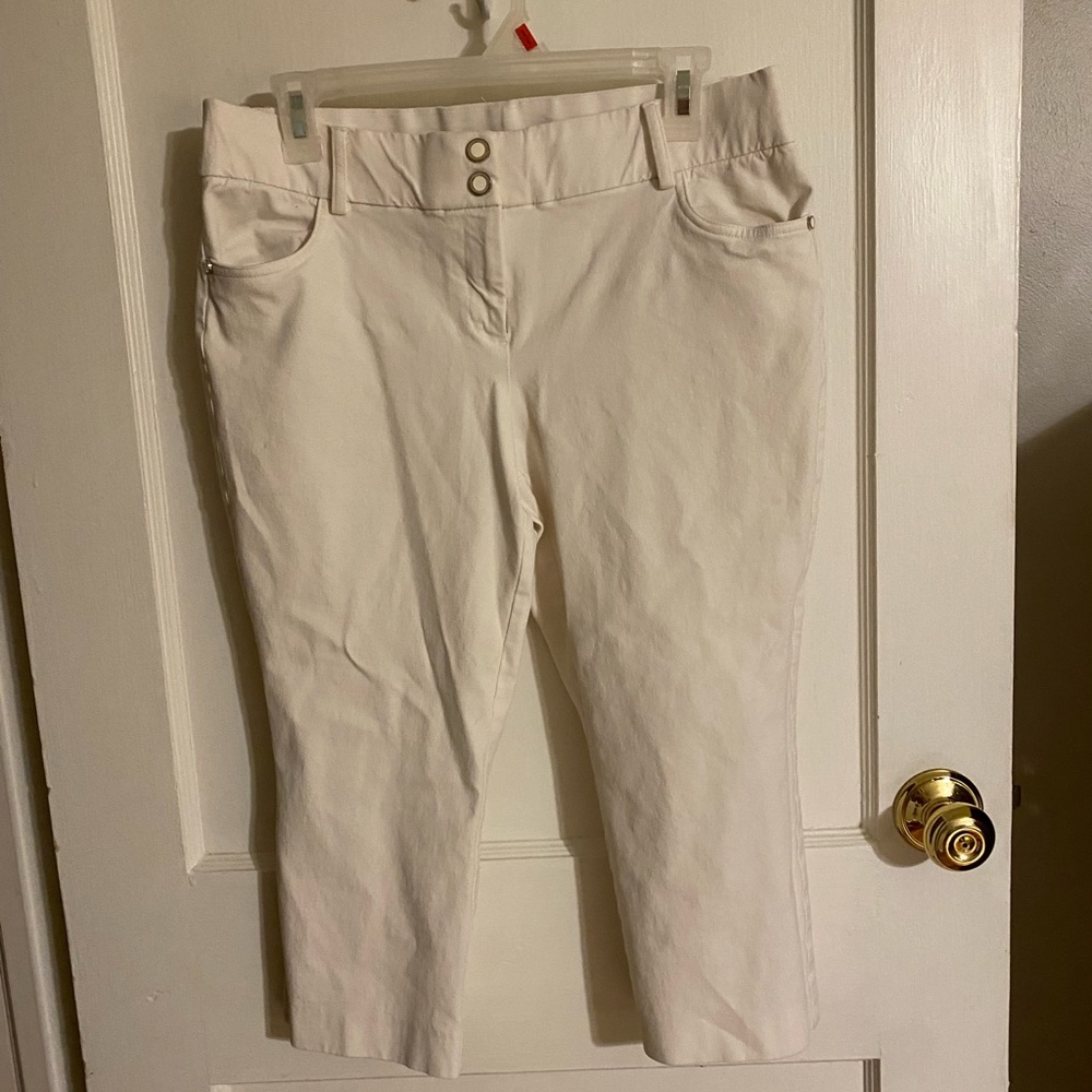 Alfani Women’s Cropped White Pants